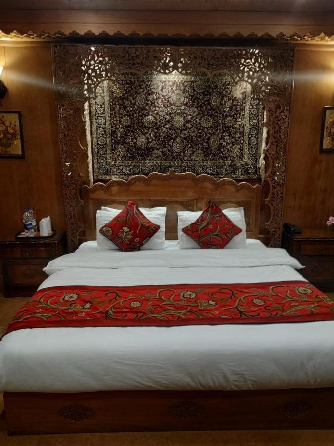 The Mughal Sheraton Houseboat Hotel Durgjan Exterior photo